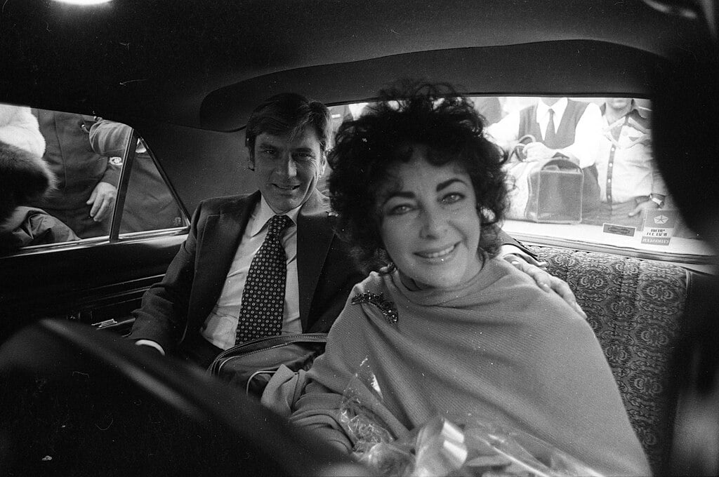 Elizabeth Taylor arrives in Israel in 1976 (Wikimedia Commons)