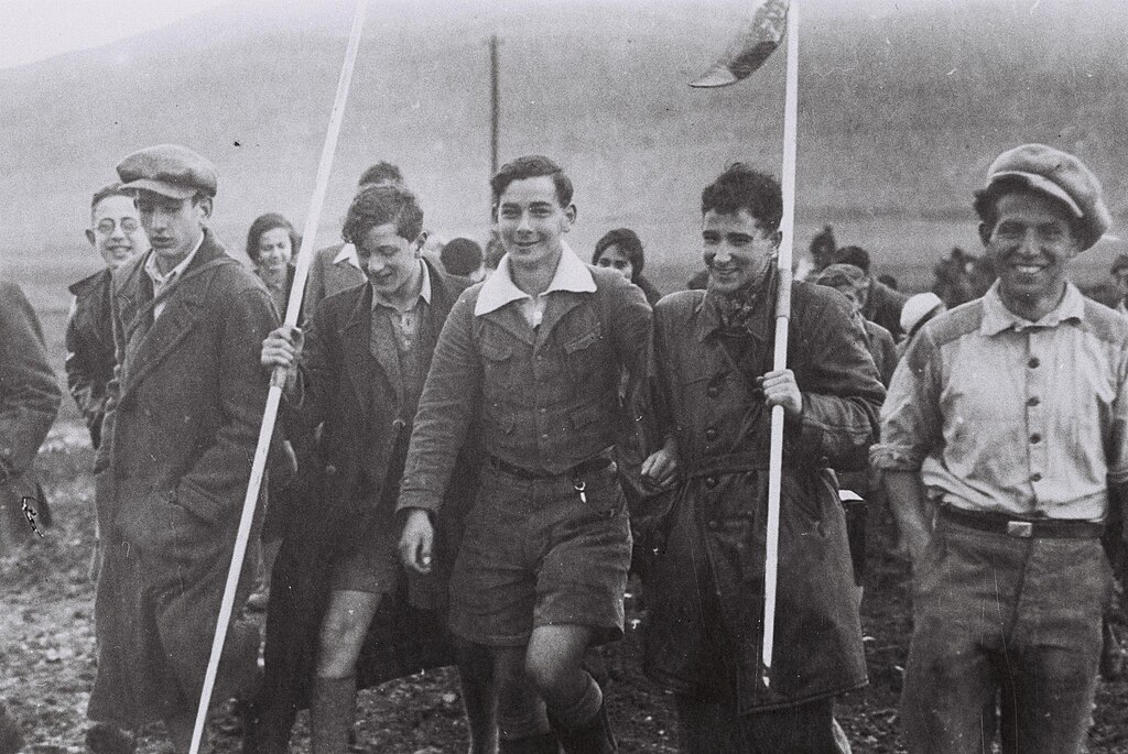The first German Youth-Aliyah group walking to Kibbutz Ein Harod in 1934. (Wikimedia Commons)