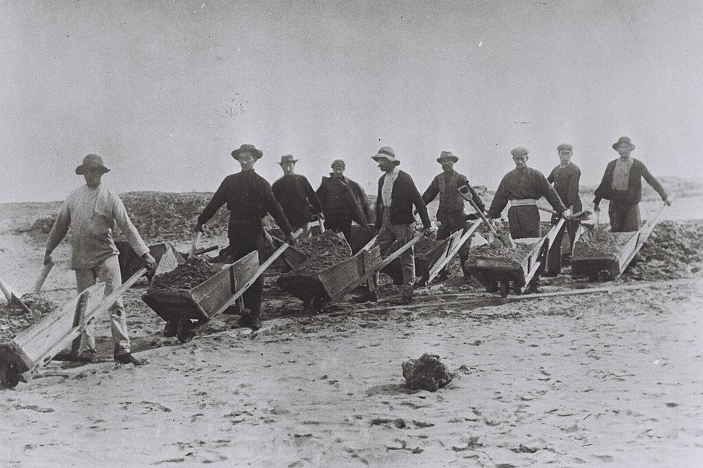 Jewish Pioneers carting soil over the sands Of Tel Aviv, 1910 (Wikimedia Commons)