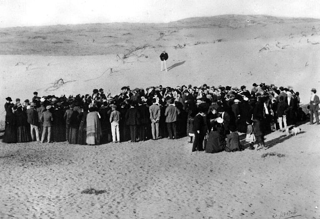 The 1909 auction of the first 60 plots of land in the newly-founded Tel Aviv (Wikimedia Commons)