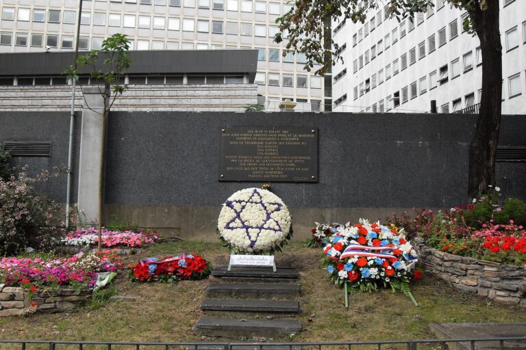 Memorial garden at the former Vel d'Hiv location (Wikimedia Commons)
