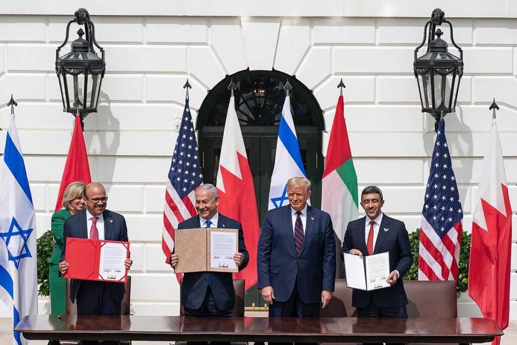 President Donald Trump, Minister of Foreign Affairs of Bahrain Abdullatif bin Rashid Al-Zayani, Israeli Prime Minister Benjamin Netanyahu and Minister of Foreign Affairs for the United Arab Emirates Abdullah bin Zayed Al Nahyan signs the Abraham Accords Tuesday, Sept. 15, 2020, on the South Lawn of the White House. (Official White House Photo by Shealah Craighead / Wikipedia Commons)
