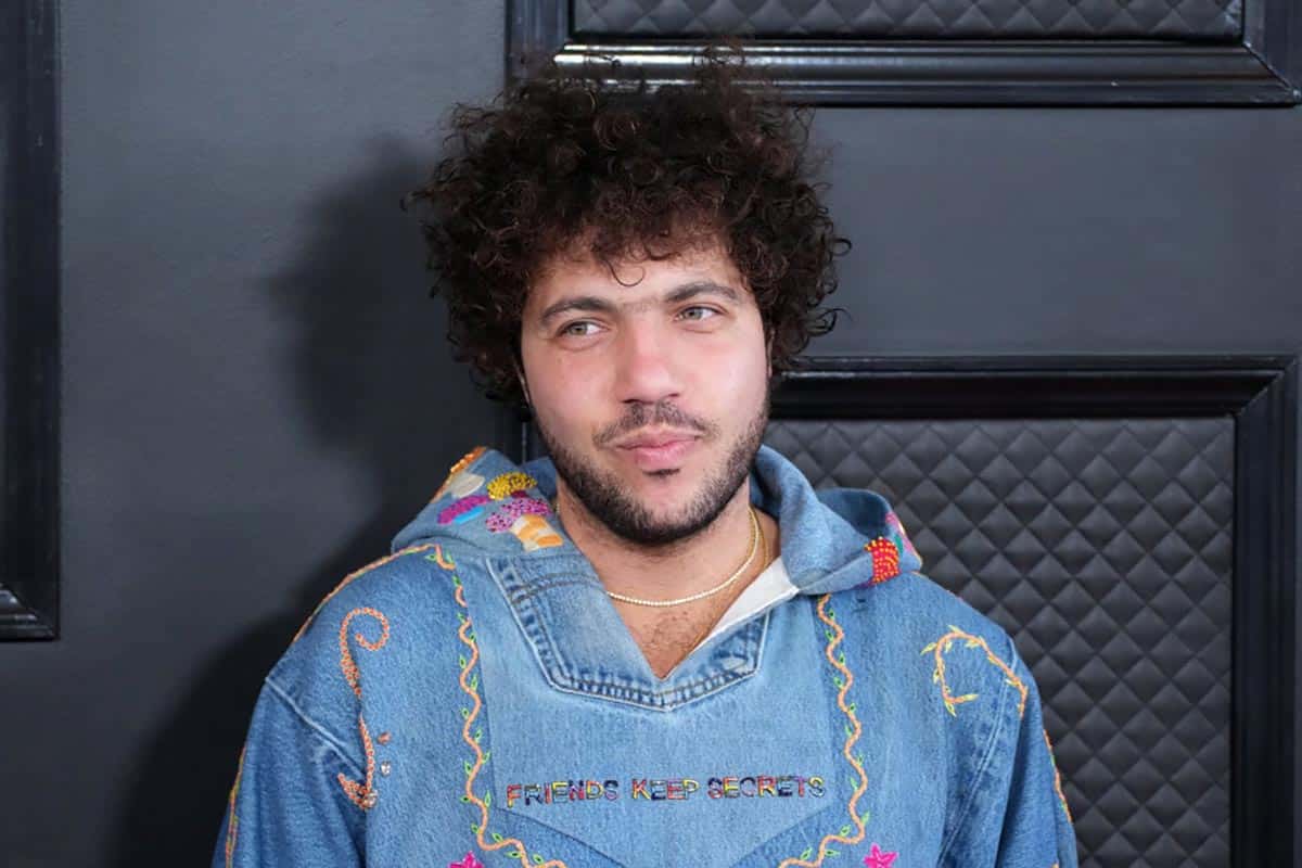does benny blanco smoke cigarettes Selena Gomez’s husband Benny Blanco got dirty feet… and she likes it like that! Selena made it clear she’s unbothered by the dirty feet that were on display during his podcast last week. So she kissed