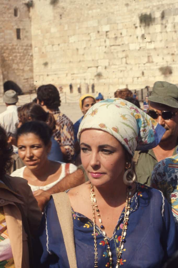 Elizabeth Taylor at the Western Wall in Jerusalem on August 27, 1975 (Photo by William KAREL/Gamma-Rapho via Getty Images)
