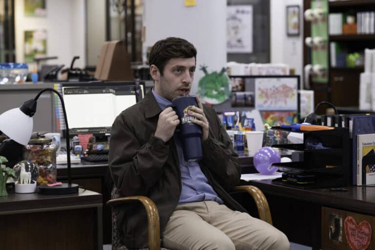 THE PAPER -- Episode 101 -- Pictured: Alex Edelman as Adam -- (Photo by: Aaron Epstein/PEACOCK)