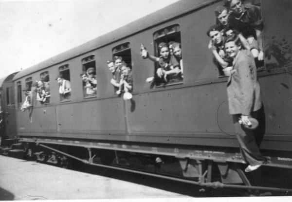 New immigrants arrive in a train from Vienna (Wikimedia Commons)